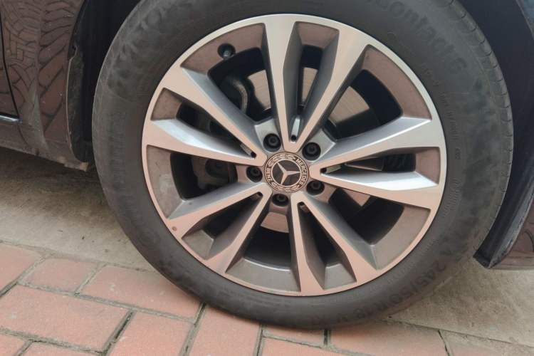 Used Mercedes-Benz V-Class 2022 V 260 Avantgarde Edition Right Front Wheel Hub