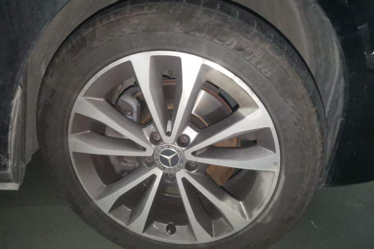 Used Mercedes-Benz V-Class 2022 V 260 Avantgarde Edition Right Front Wheel Hub
