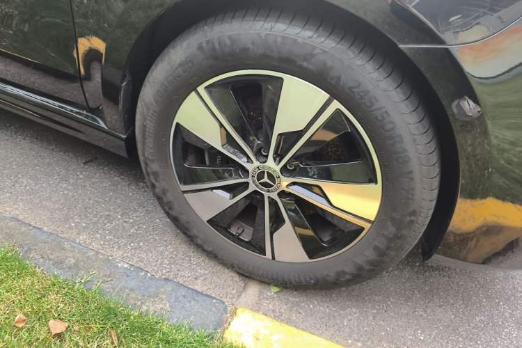 Used Mercedes-Benz V-Class 2022 V 260 Prestige Edition Right Front Wheel Hub