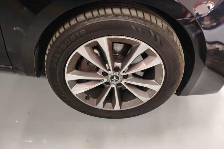 Used Mercedes-Benz V-Class 2022 V 260 Avantgarde Edition Right Front Wheel Hub