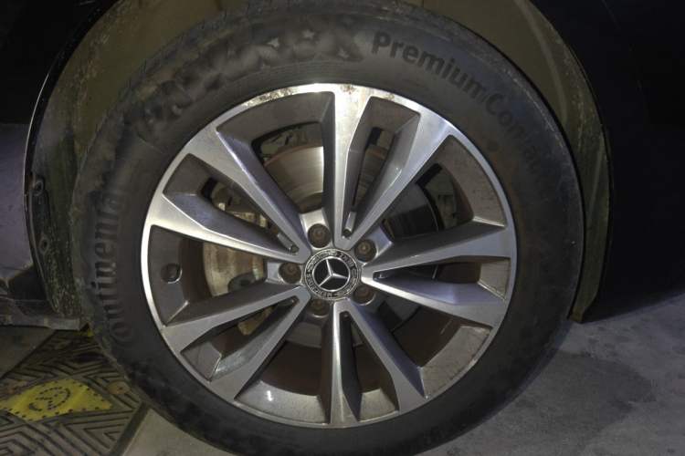 Used Mercedes-Benz V-Class 2022 V 260 Avantgarde Edition Right Front Wheel Hub