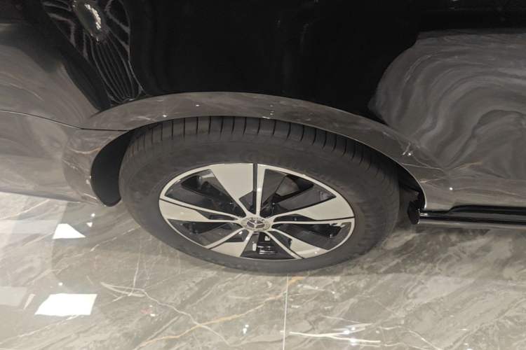 Used Mercedes-Benz V-Class 2022 V 260 L Long Wheelbase Prestige Edition Right Rear Wheel Hub