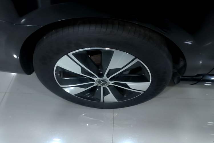 Used Mercedes-Benz V-Class 2022 V 260 Prestige Edition Right Rear Wheel Hub