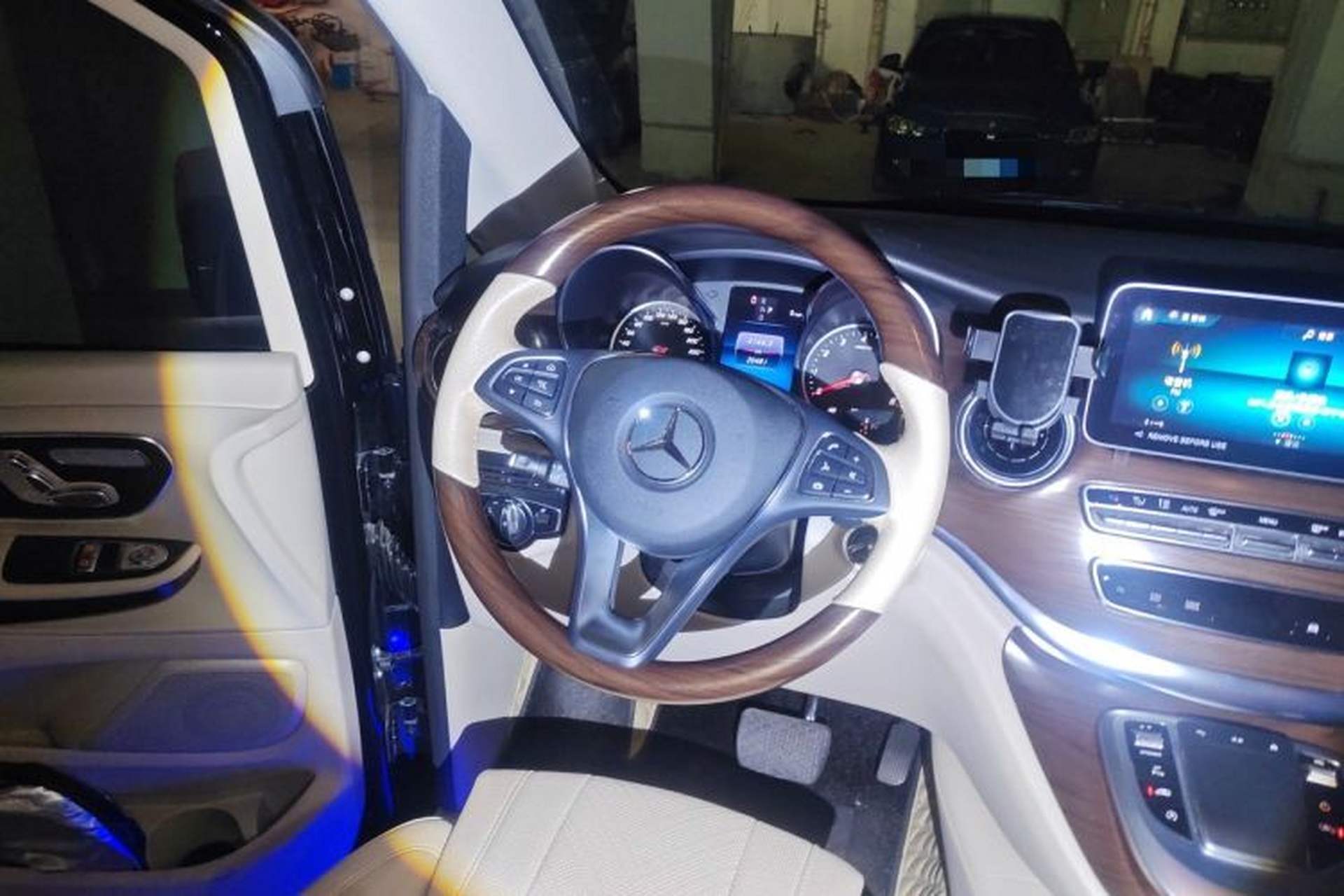 Used Mercedes-Benz V-Class 2022 V 260 Avantgarde Edition Steering Wheel