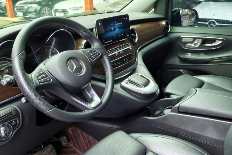 Used Mercedes-Benz V-Class 2022 V 260 Avantgarde Edition Steering Wheel