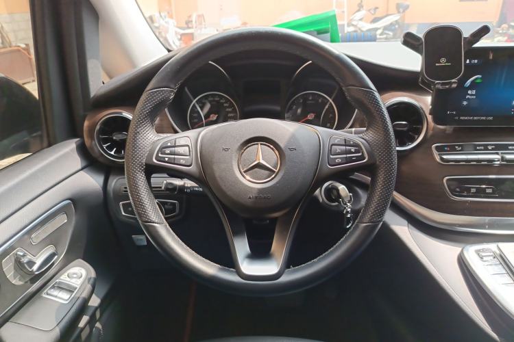 Used Mercedes-Benz V-Class 2022 V 260 Avantgarde Edition Steering Wheel