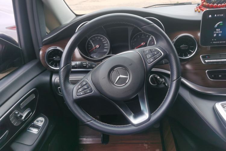 Used Mercedes-Benz V-Class 2022 V 260 Avantgarde Edition Steering Wheel