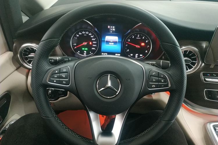 Used Mercedes-Benz V-Class 2022 V 260 Avantgarde Edition Steering Wheel