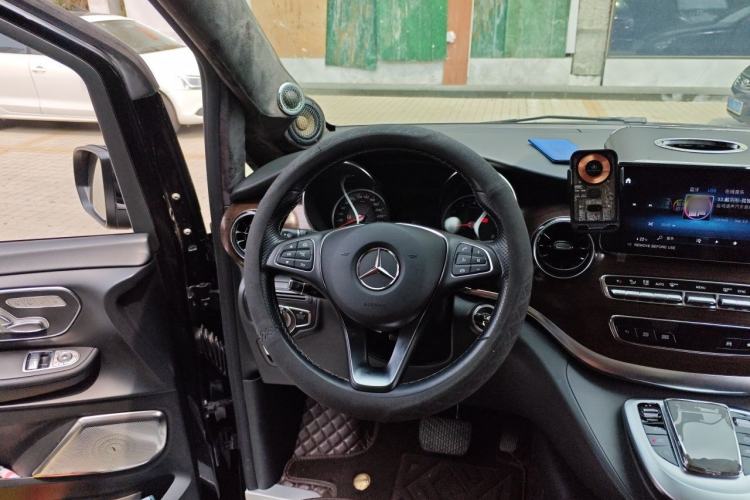 Used Mercedes-Benz V-Class 2022 V 260 Avantgarde Edition Steering Wheel
