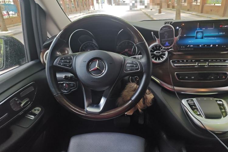 Used Mercedes-Benz V-Class 2022 V 260 Avantgarde Edition Steering Wheel