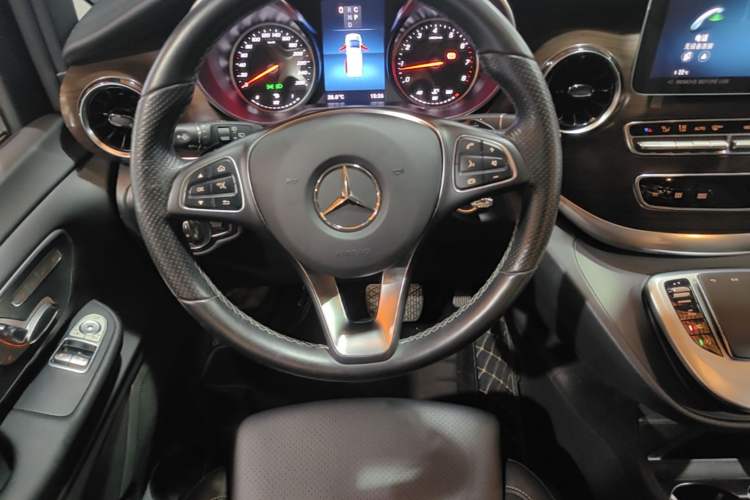 Used Mercedes-Benz V-Class 2022 V 260 Avantgarde Edition Steering Wheel
