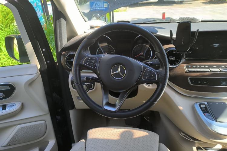 Used Mercedes-Benz V-Class 2022 V 260 Avantgarde Edition Steering Wheel