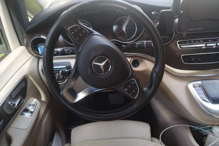 Used Mercedes-Benz V-Class 2022 V 260 Avantgarde Edition Steering Wheel