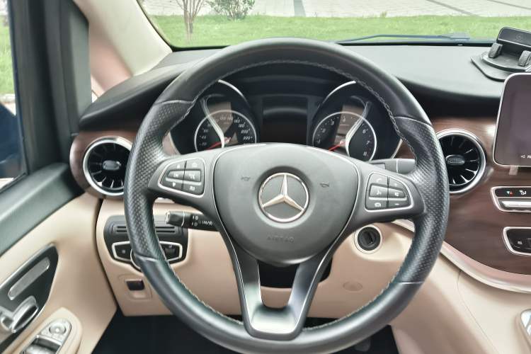 Used Mercedes-Benz V-Class 2022 V 260 Avantgarde Edition Steering Wheel
