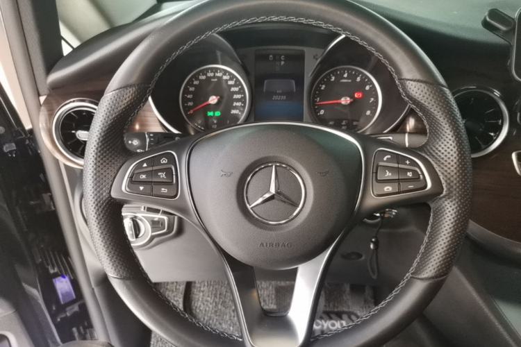 Used Mercedes-Benz V-Class 2022 V 260 Avantgarde Edition Steering Wheel