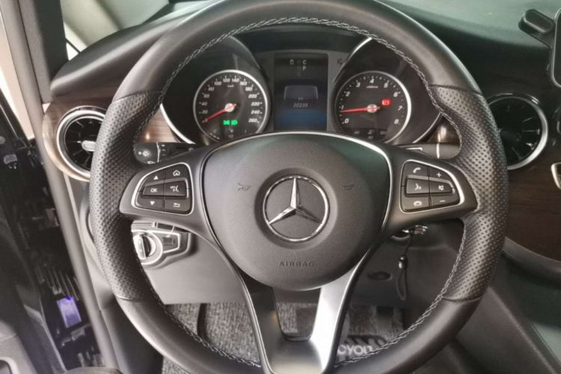 Used Mercedes-Benz V-Class 2022 V 260 Avantgarde Edition Steering Wheel