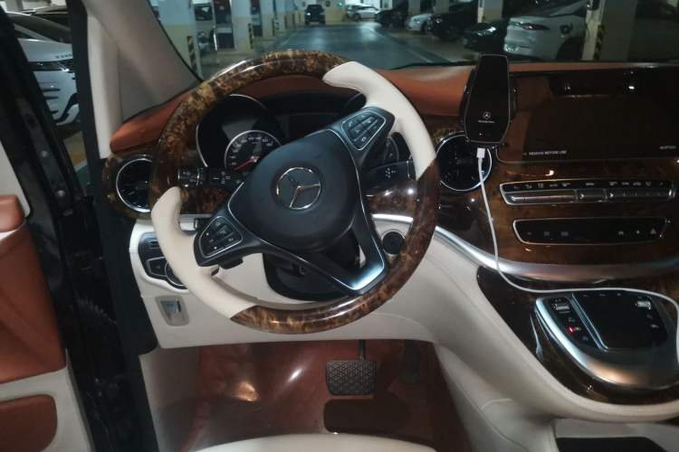Used Mercedes-Benz V-Class 2022 V 260 Avantgarde Edition Steering Wheel