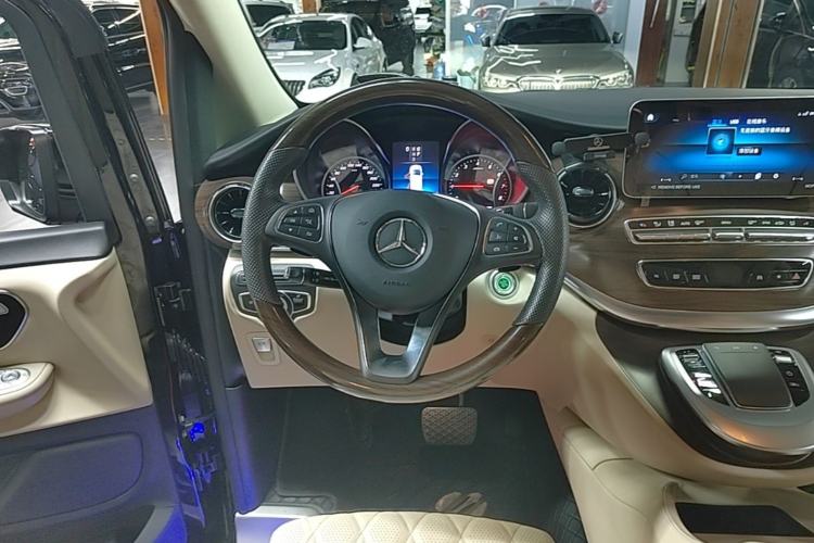 Used Mercedes-Benz V-Class 2022 V 260 Avantgarde Edition Steering Wheel