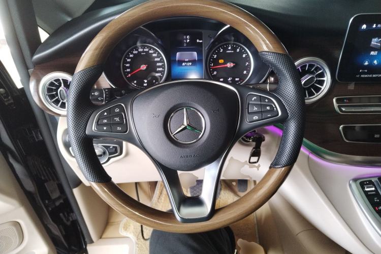 Used Mercedes-Benz V-Class 2022 V 260 Avantgarde Edition Steering Wheel