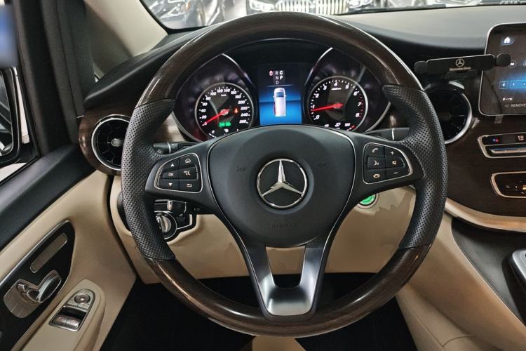 Used Mercedes-Benz V-Class 2022 V 260 Avantgarde Edition Steering Wheel
