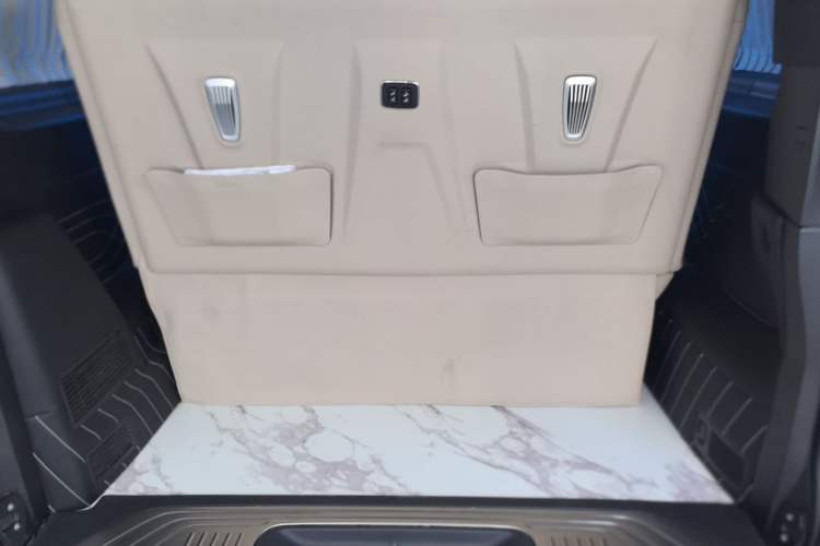 Used Mercedes-Benz V-Class 2022 V 260 Avantgarde Edition Trunk