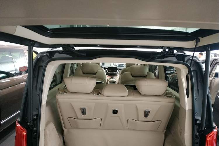 Used Mercedes-Benz V-Class 2022 V 260 Avantgarde Edition Trunk