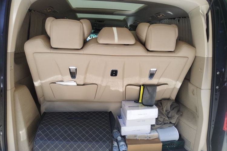 Used Mercedes-Benz V-Class 2022 V 260 Avantgarde Edition Trunk