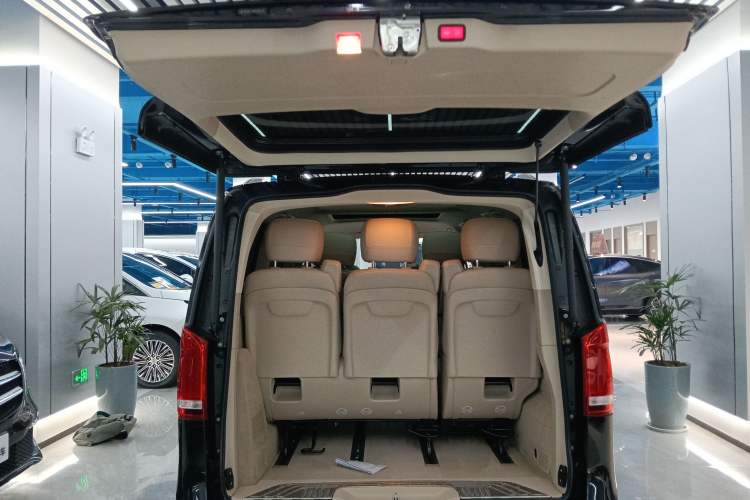Used Mercedes-Benz V-Class 2022 V 260 Avantgarde Edition Trunk