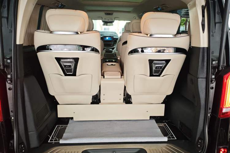 Used Mercedes-Benz V-Class 2022 V 260 Avantgarde Edition Trunk