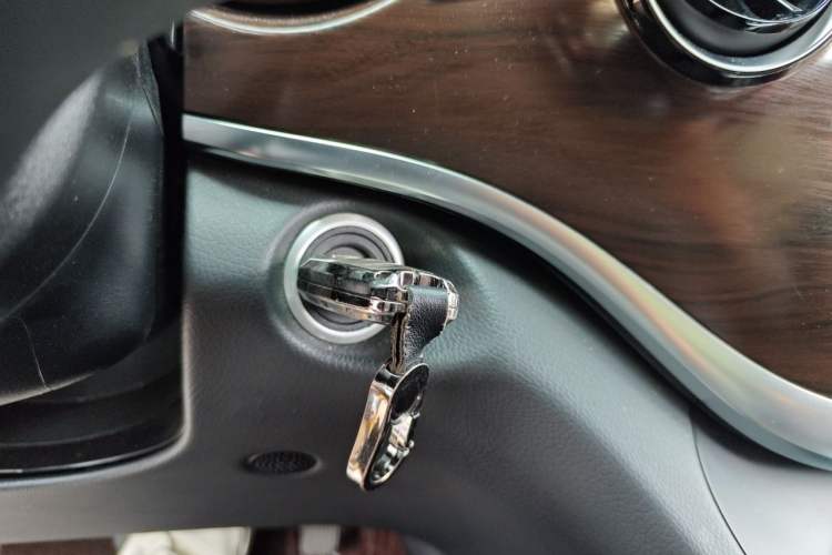 Used Mercedes-Benz V-Class 2022 V 260 Avantgarde Edition Vehicle Key