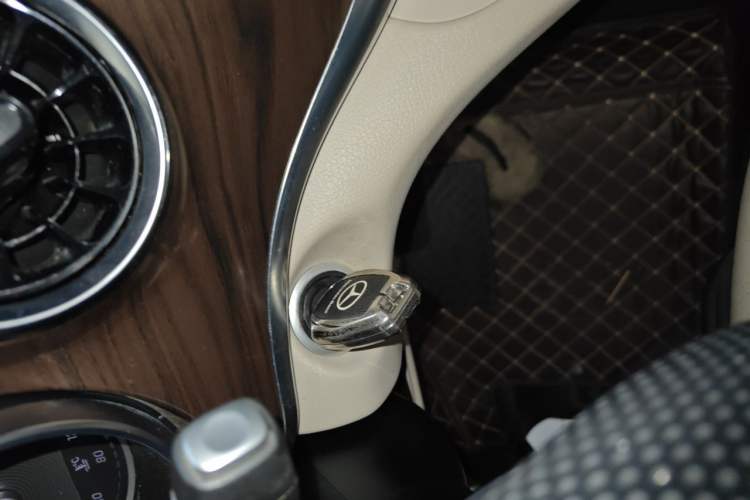 Used Mercedes-Benz V-Class 2022 V 260 Avantgarde Edition Vehicle Key