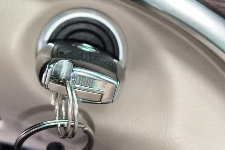 Used Mercedes-Benz V-Class 2022 V 260 Avantgarde Edition Vehicle Key