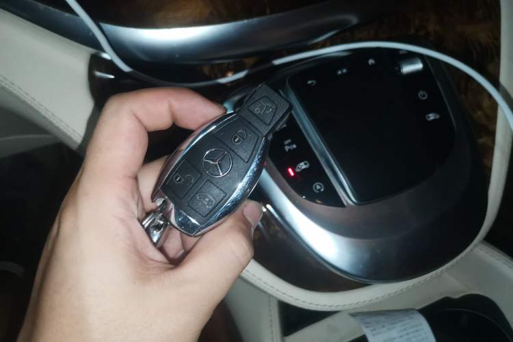 Used Mercedes-Benz V-Class 2022 V 260 Avantgarde Edition Vehicle Key