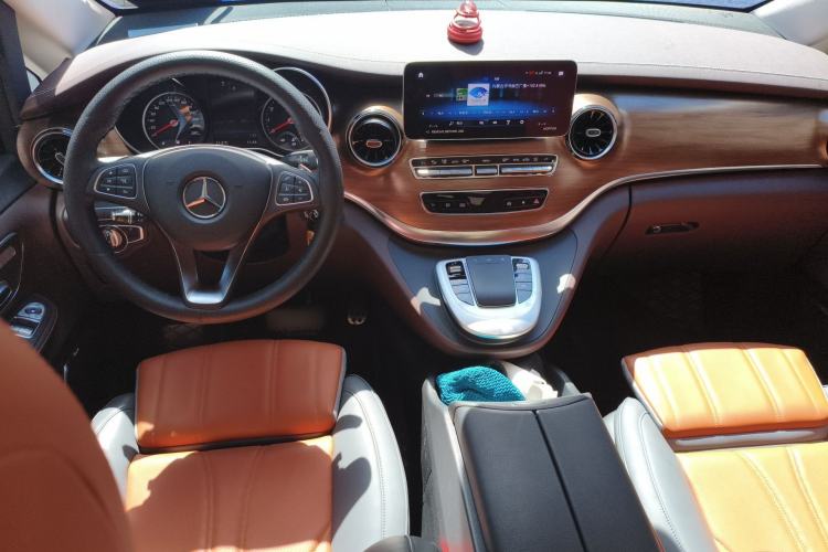Used Mercedes-Benz V-Class 2022 V 260 L Long-wheelbase Luxury Edition Center Console