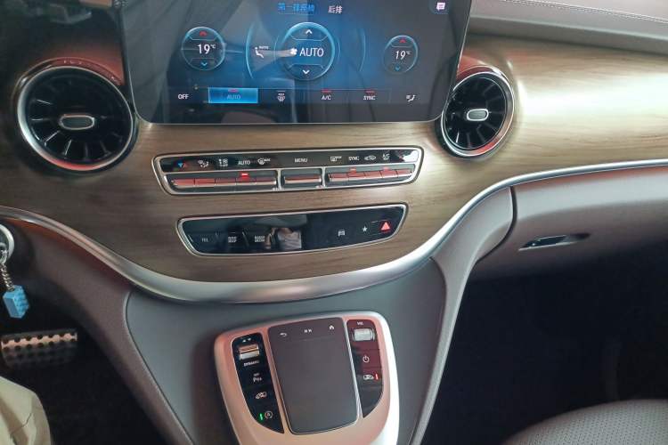 Used Mercedes-Benz V-Class 2022 V 260 Prestige Edition Audio And AC Panel