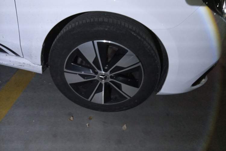 Used Mercedes-Benz V-Class 2022 V 260 Prestige Edition Right Front Wheel Hub