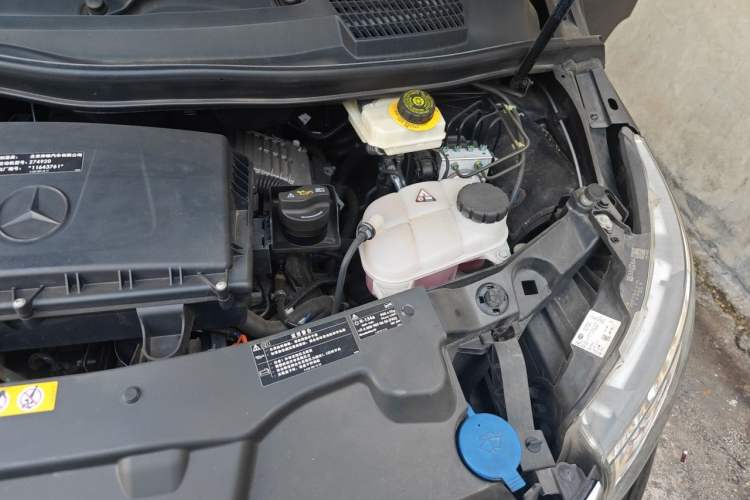 Used Mercedes-Benz V-Class  Engine Bay Left