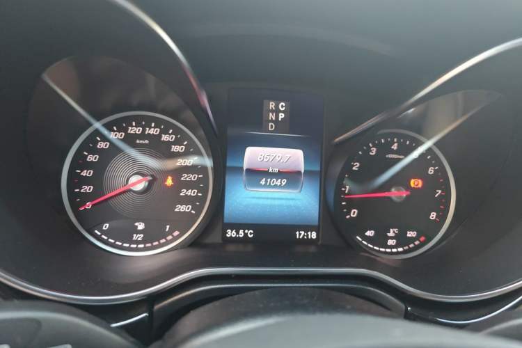 Used Mercedes-Benz V-Class  Odometer Close Up