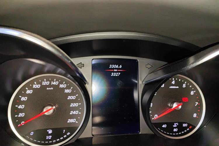 Used Mercedes-Benz V-Class  Odometer Close Up