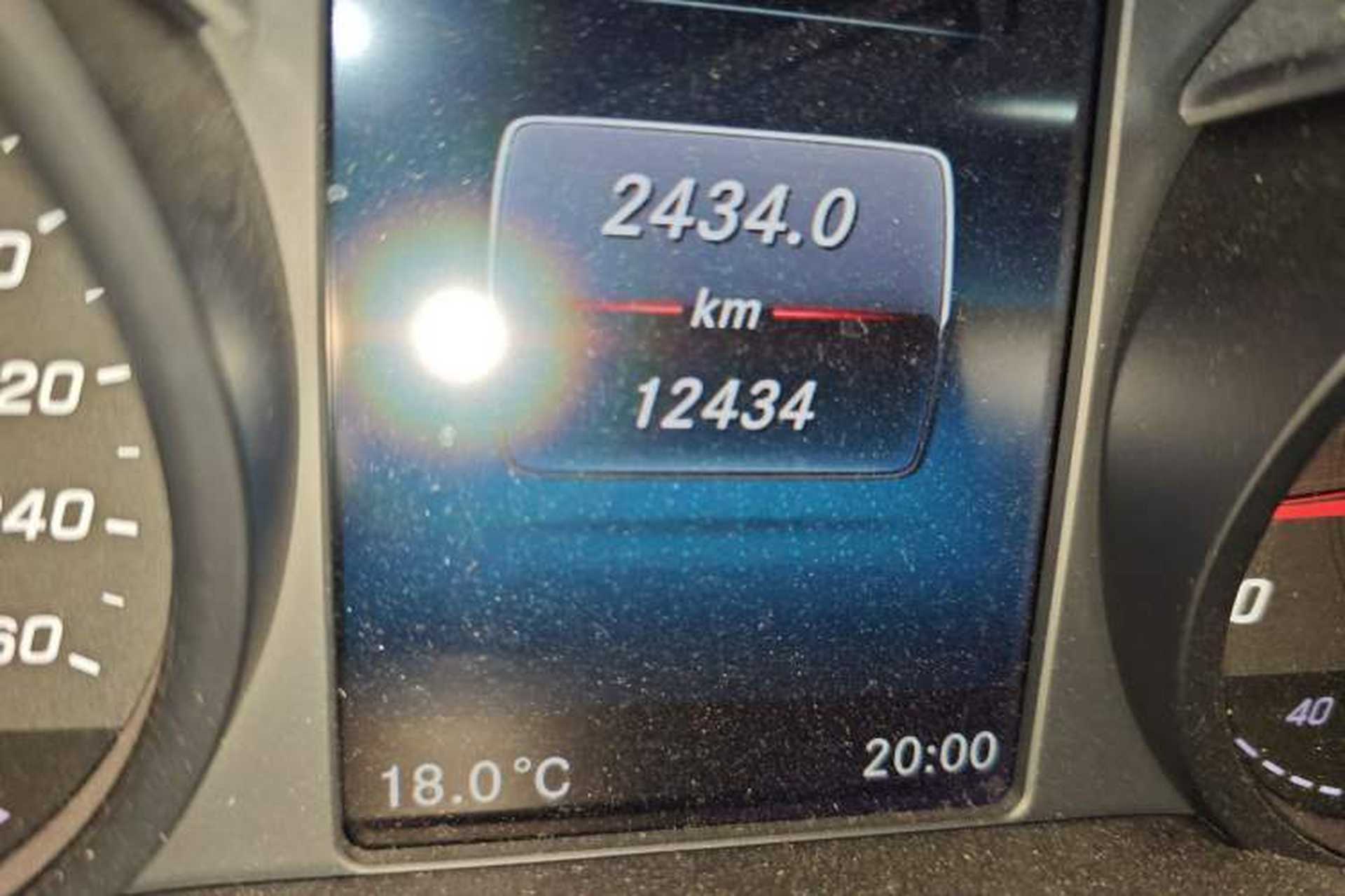 Used Mercedes-Benz V-Class  Odometer Close Up