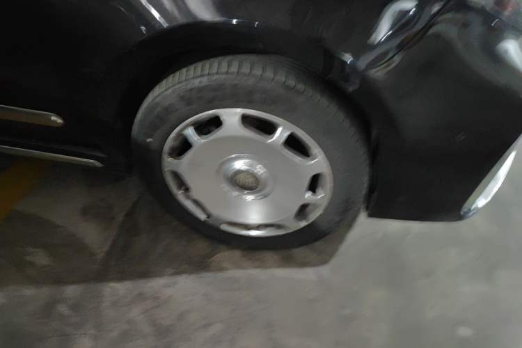 Used Mercedes-Benz V-Class  Right Front Wheel Hub