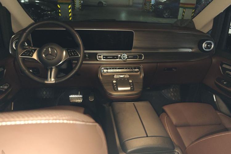 Used Mercedes-Benz V-Class 2024 V 300 L Long Wheelbase Luxury Edition Center Console