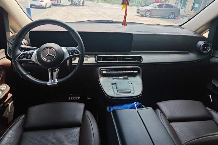 Used Mercedes-Benz V-Class 2024 V 300 L Long Wheelbase Luxury Edition Center Console