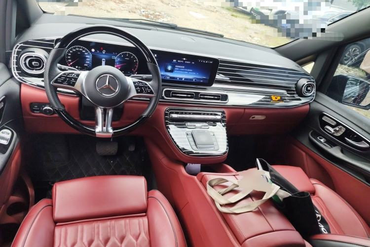 Used Mercedes-Benz V-Class 2024 V 300 Pilot Edition Center Console