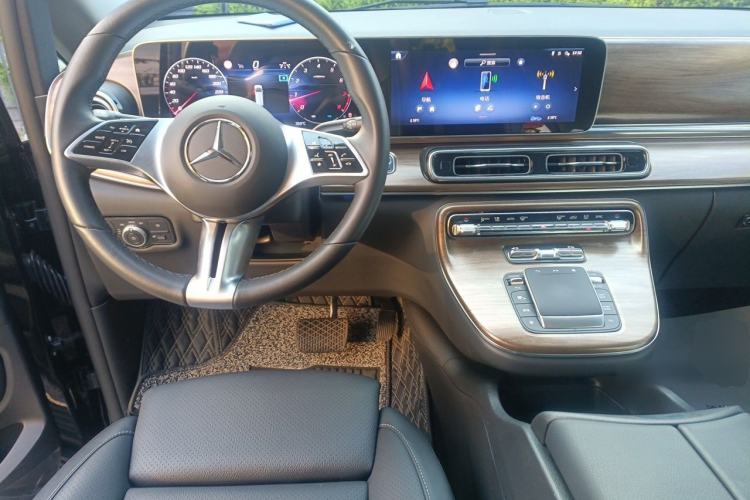 Used Mercedes-Benz V-Class 2024 V 300 Pilot Edition Center Console