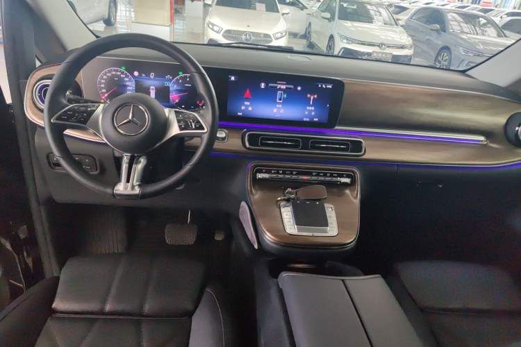 Used Mercedes-Benz V-Class 2024 V 300 Pilot Edition Center Console