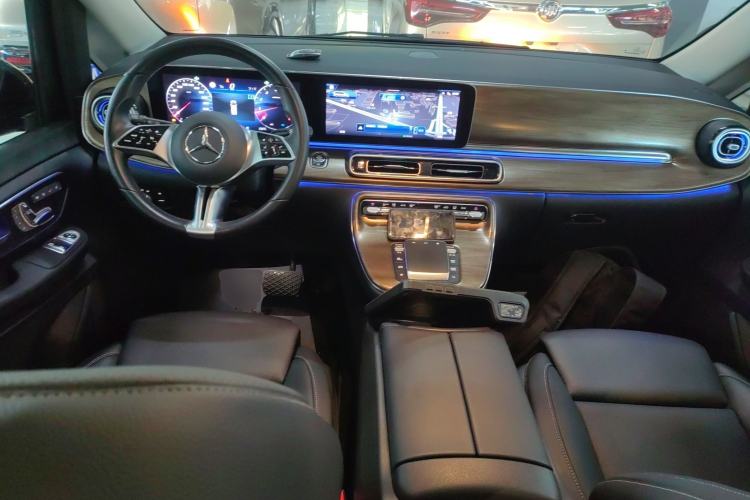Used Mercedes-Benz V-Class 2024 V 300 Pilot Edition Center Console