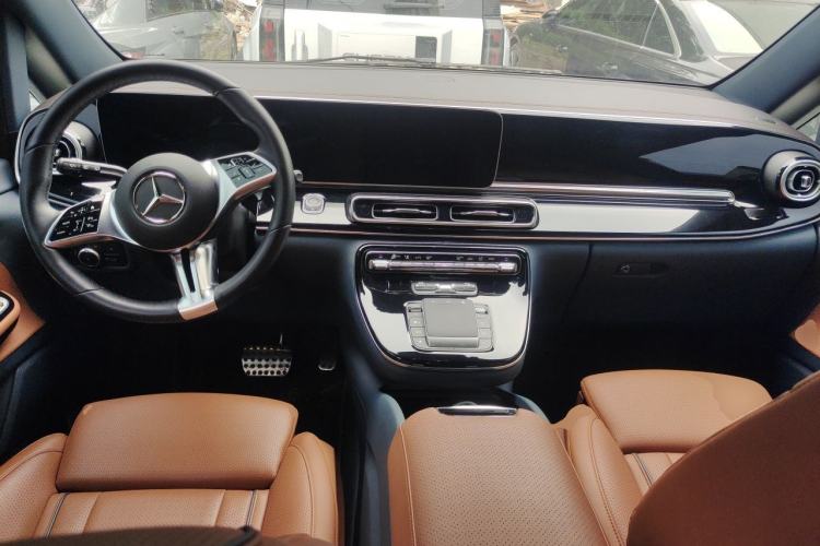 Used Mercedes-Benz V-Class 2024 V 300 L Long Wheelbase Luxury Edition Center Console