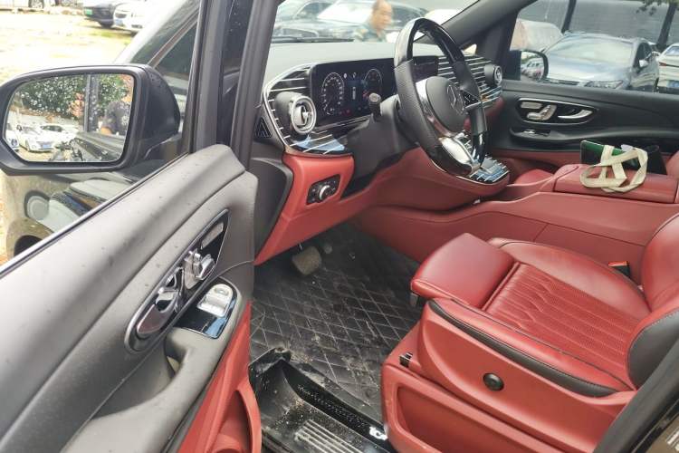 Used Mercedes-Benz V-Class 2024 V 300 Pilot Edition Driver Seat