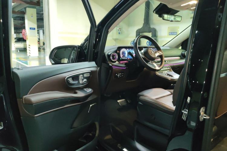 Used Mercedes-Benz V-Class 2024 V 300 L Long Wheelbase Luxury Edition Driver Seat